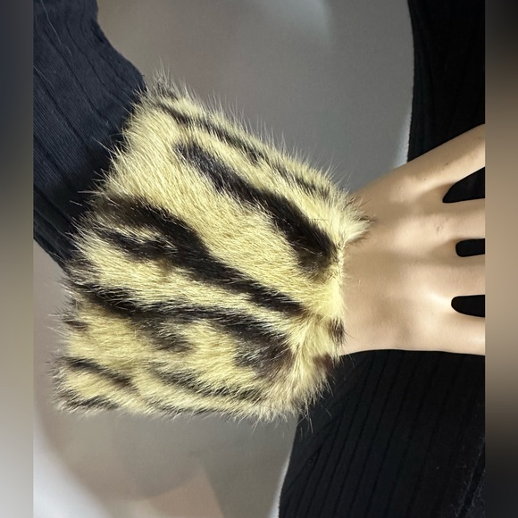 Animal Print Fur Cuffs - Picture 2 of 2